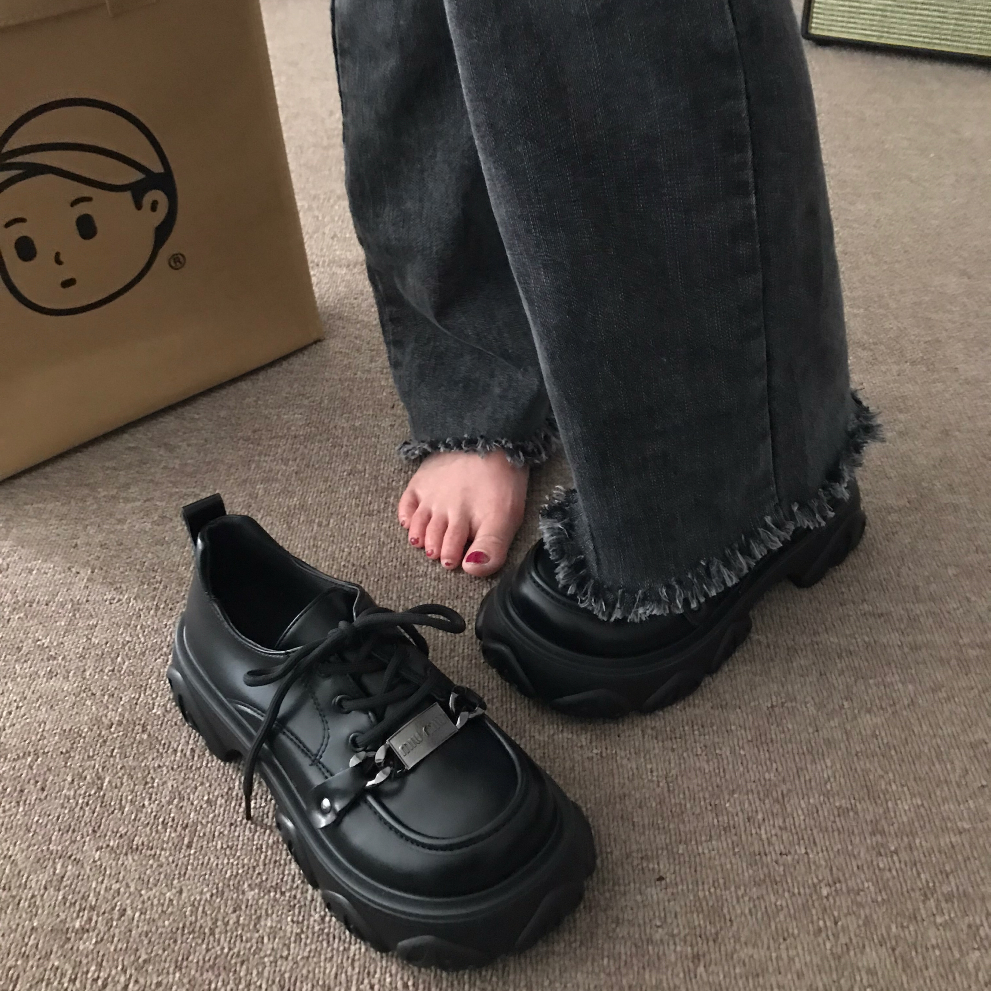 https://fulmo-img-server.com/black-sneaker-factory/b55f5c63-5153-4d6f-8d3f-48eee15aef6e.jpg