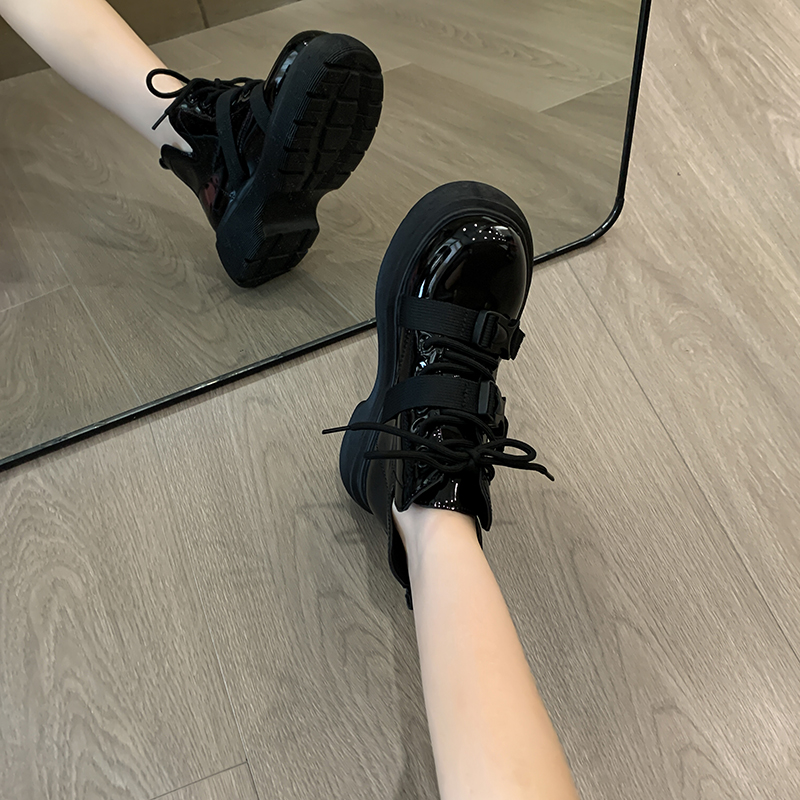 黒スニー紐結びブーツ型運動靴