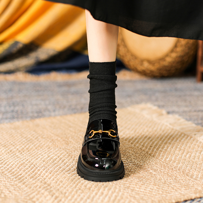 黒スニーカー 金具付きエナメル厚底ローファー運動靴