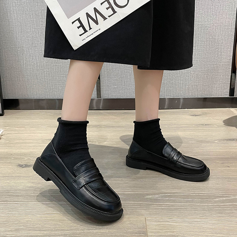 黒スニーカー 学院風厚底ローファー