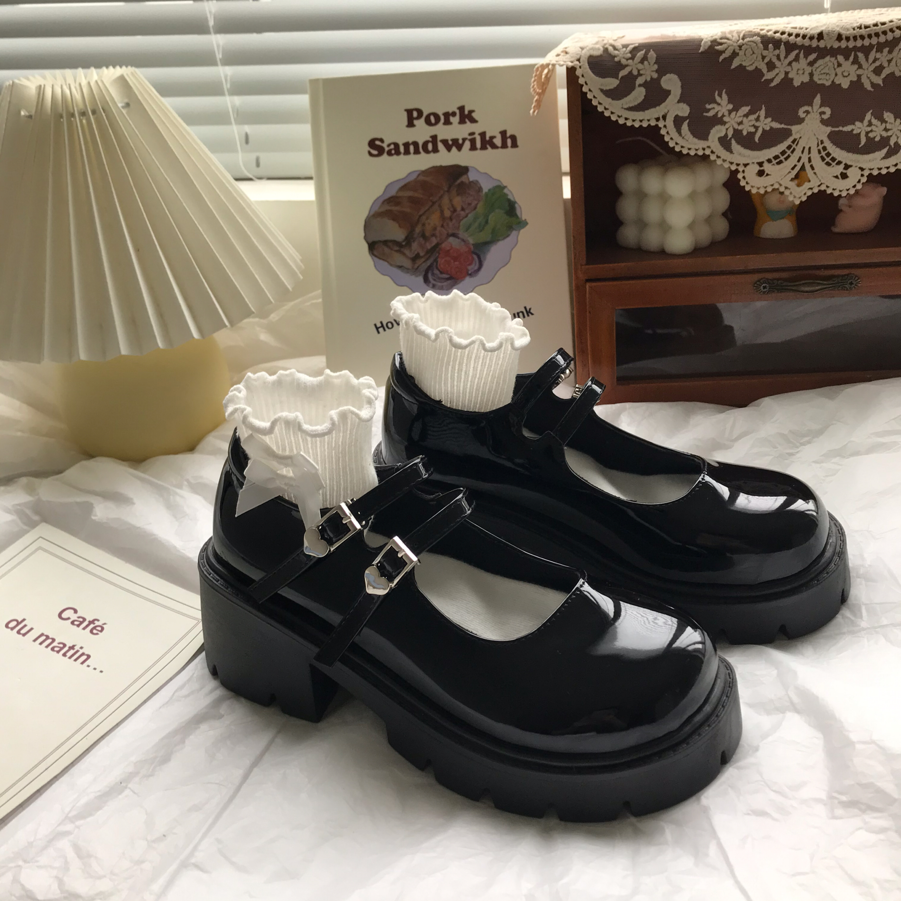 https://fulmo-img-server.com/black-sneaker-factory/c6209a23-8709-46fd-94da-b77f292f26a4.jpg