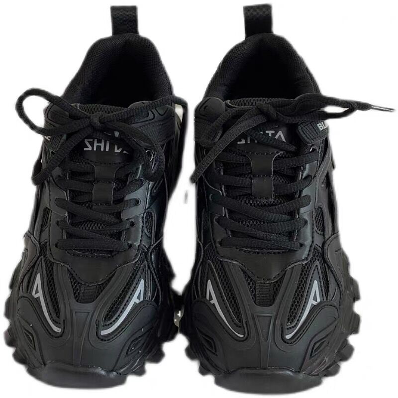 黒スニーカー 厚底運動靴