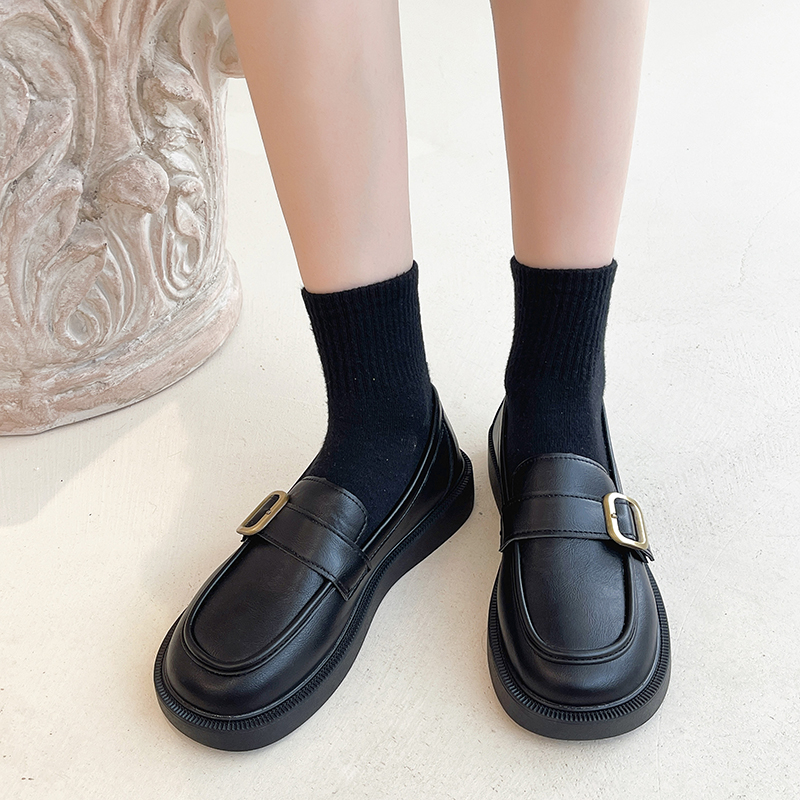 黒スニーカー 金属バックル付き革製厚底ローファー