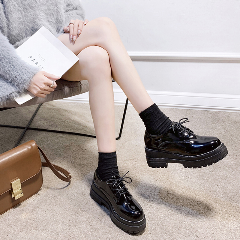 黒スニーカー 光沢エナメル調厚底レースアップシューズ