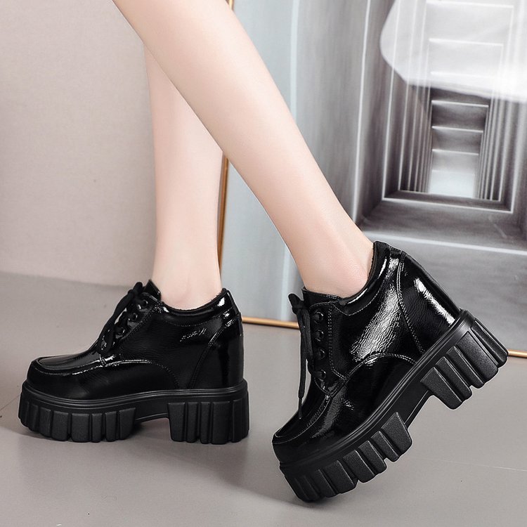 https://fulmo-img-server.com/black-sneaker-factory/d5e76f94-4874-42ac-9d10-60ad9164d6d0.jpg