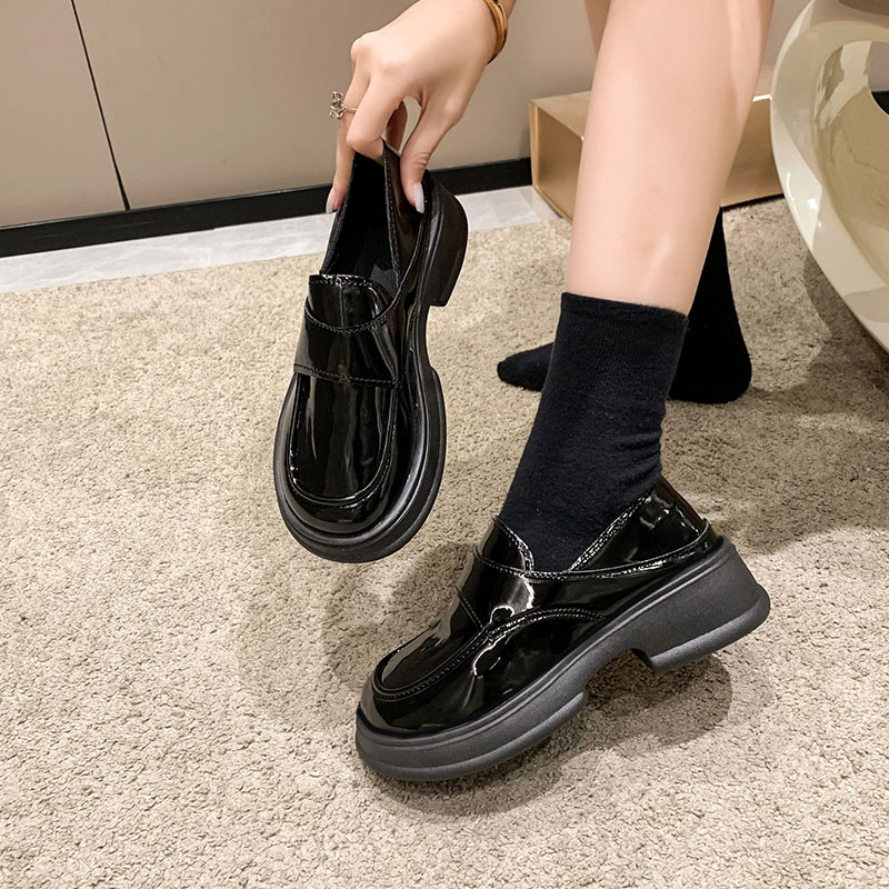 https://fulmo-img-server.com/black-sneaker-factory/d6c7796f-4d57-4e8e-b54e-16952e2b216b.jpg