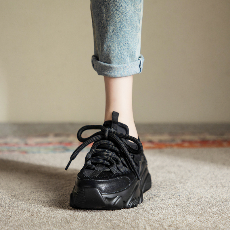 黒スニーカー 波型厚底運動靴