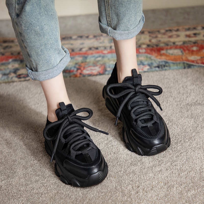 黒スニーカー 波型厚底運動靴