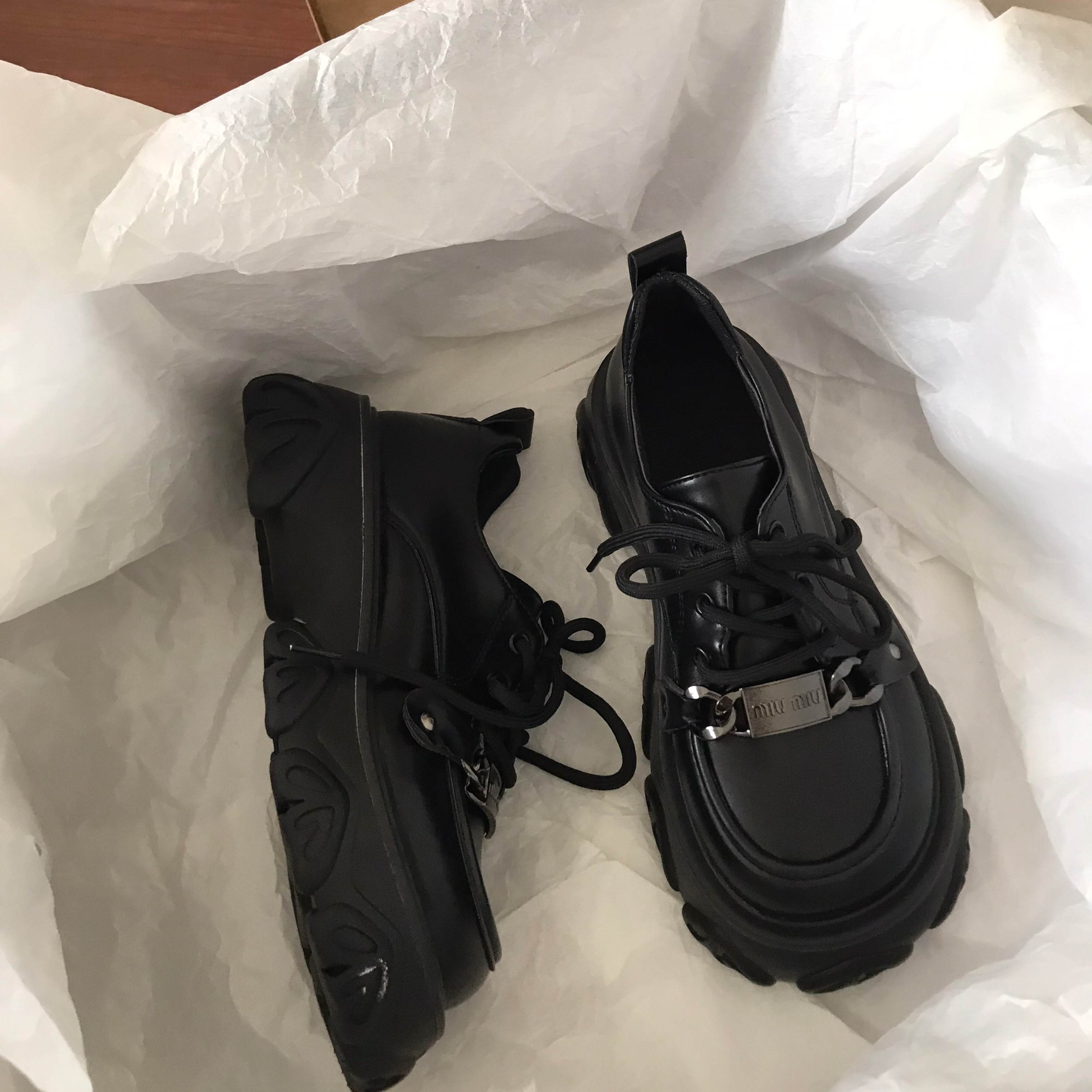 https://fulmo-img-server.com/black-sneaker-factory/dc884a0a-70cb-4b76-945c-0a8263860d01.jpg