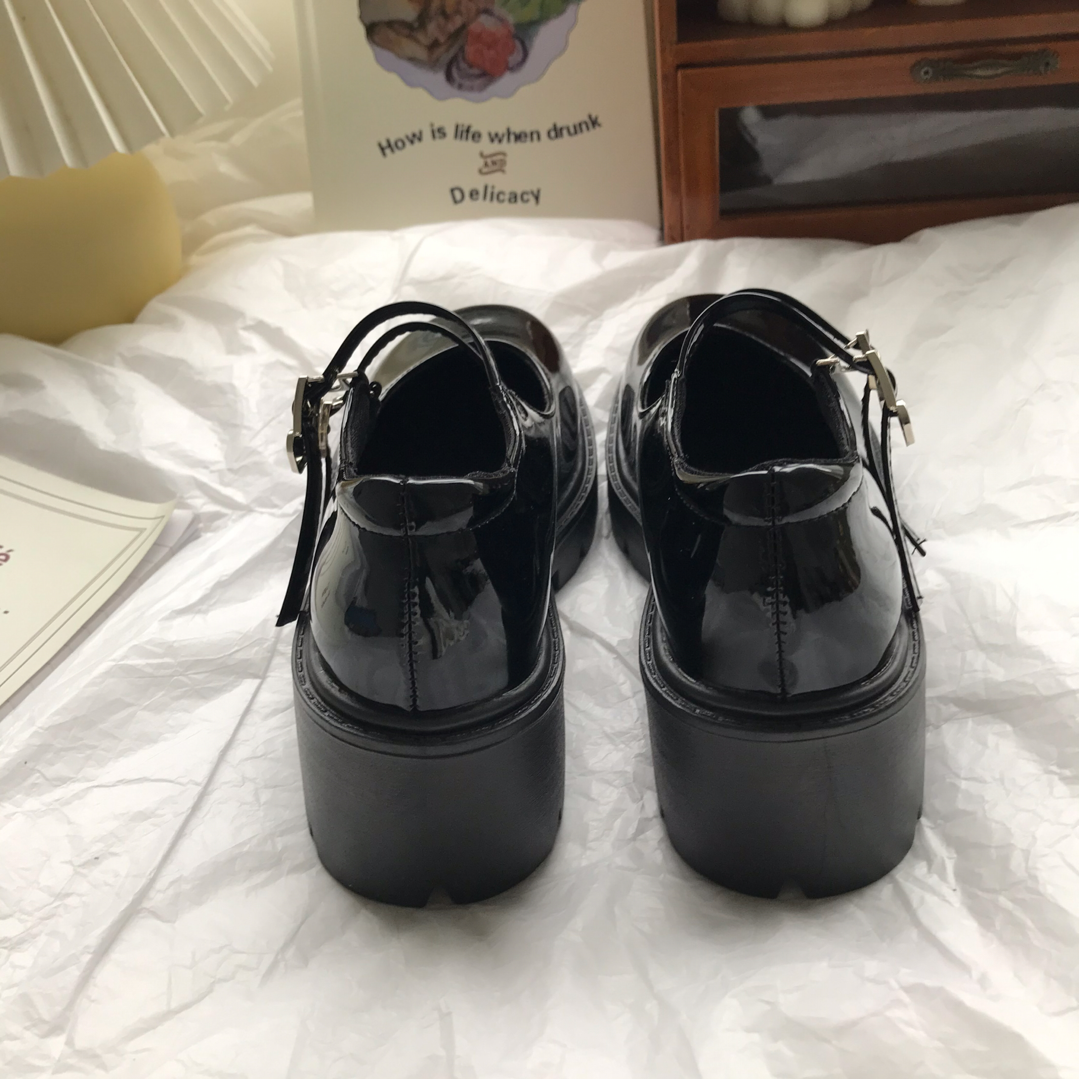 https://fulmo-img-server.com/black-sneaker-factory/e39dbb7b-9cb9-4c48-8be8-136e945bde12.jpg