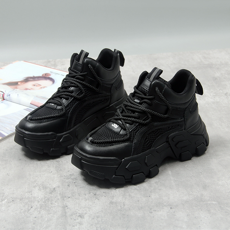 黒スニーカー メッシュ素材厚底運動靴