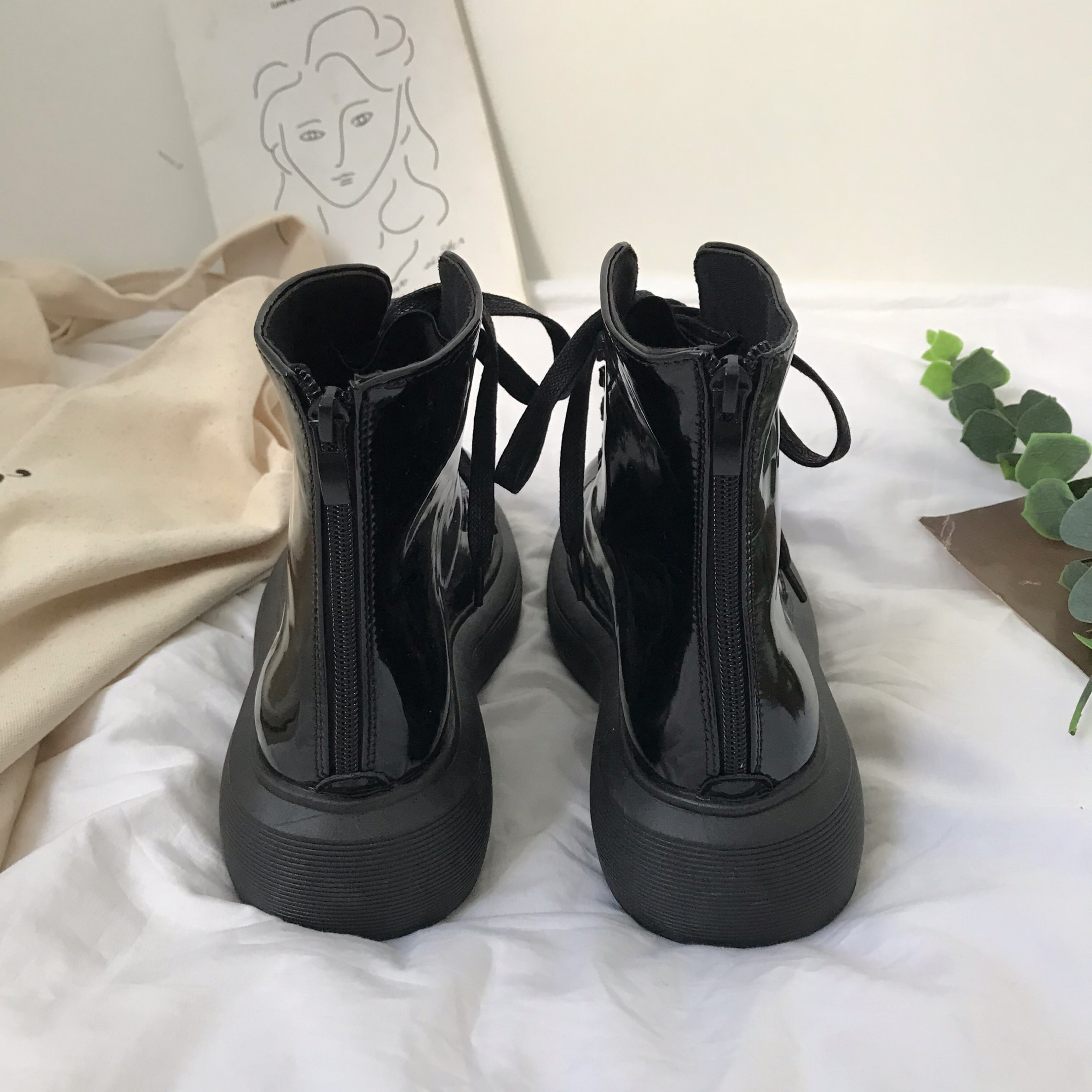 黒スニーカー 光沢エナメル調厚底ハイカット運動靴