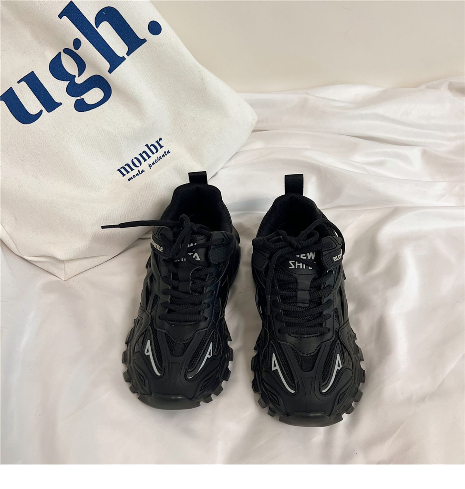 黒スニーカー 立体デザイン厚底運動靴