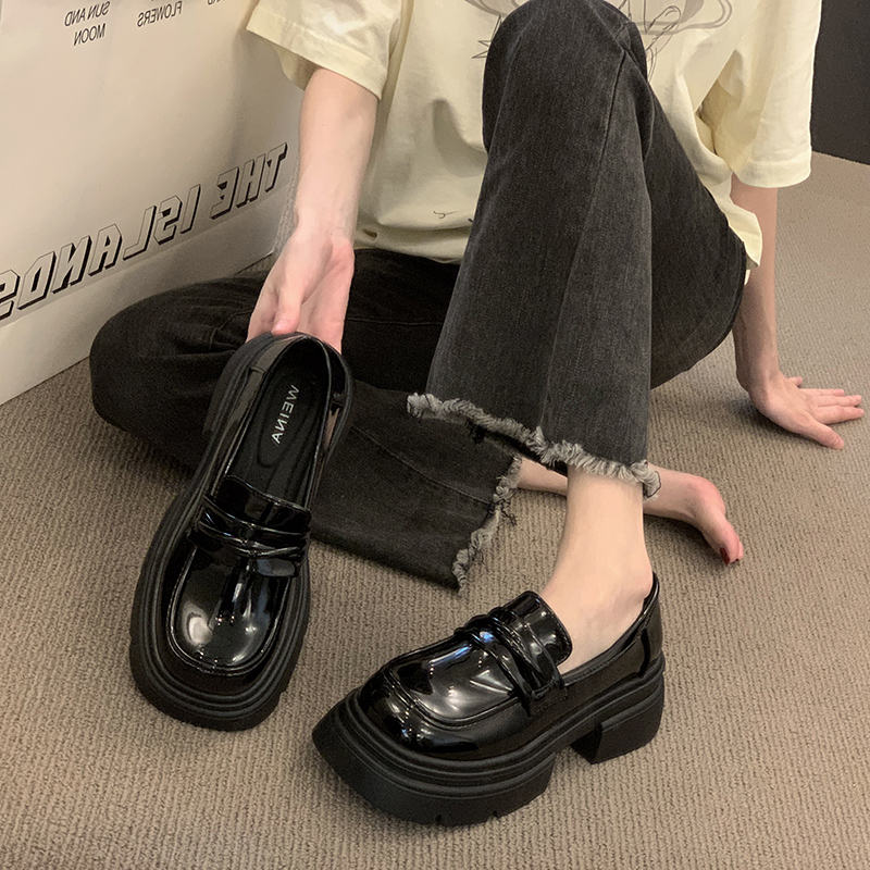 黒スニーカー プラットフォームローファー風カジュアル厚底シューズ