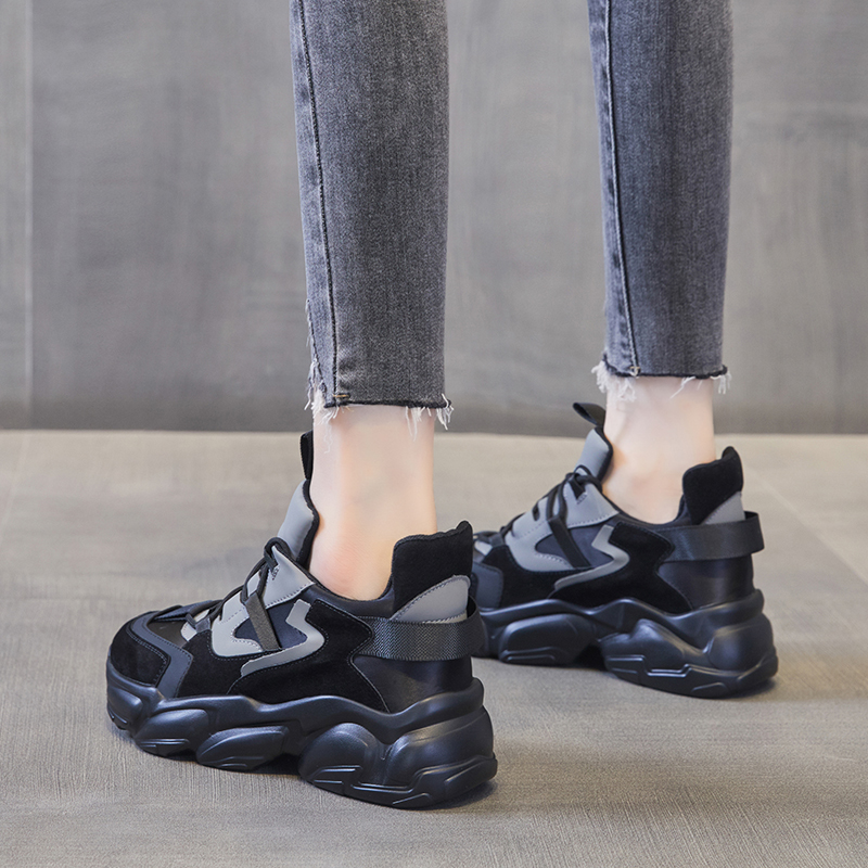 黒スニーカー 本革八センチ増高厚底運動靴