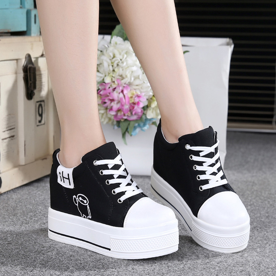 黒スニーカー 可愛いキャラクター刺繍入り厚底運動靴