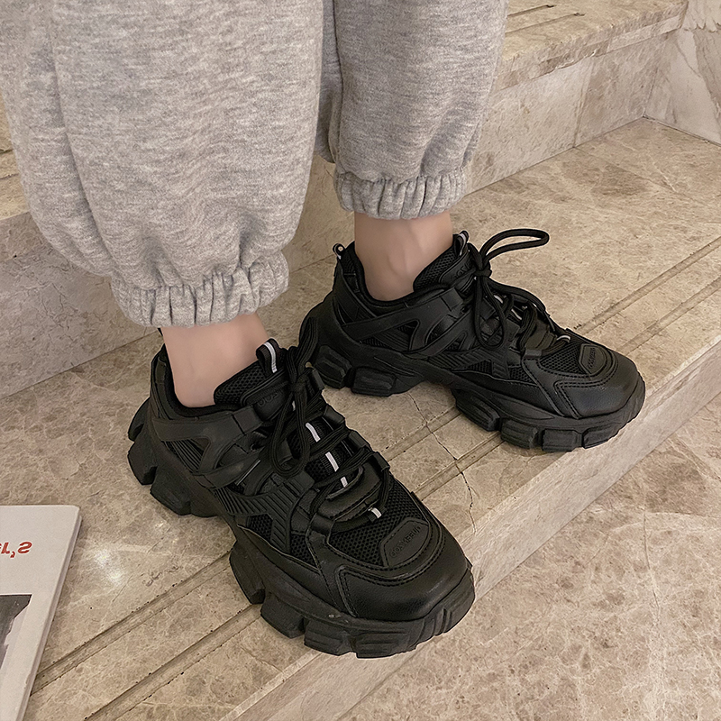 黒スニーカー 立体構造デザイン厚底運動靴