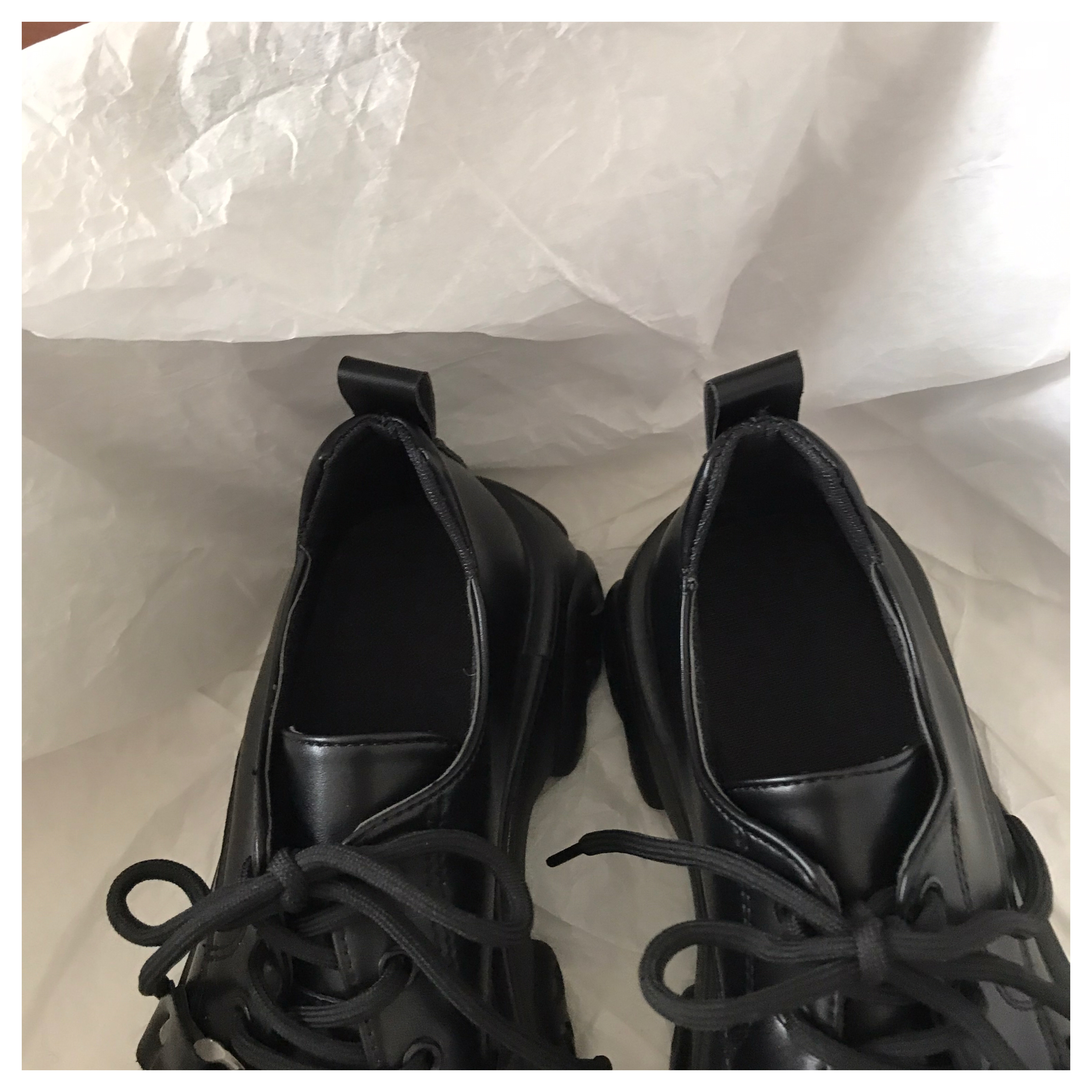 https://fulmo-img-server.com/black-sneaker-factory/fe017e47-3faf-4f23-a44e-9531ad290576.jpg