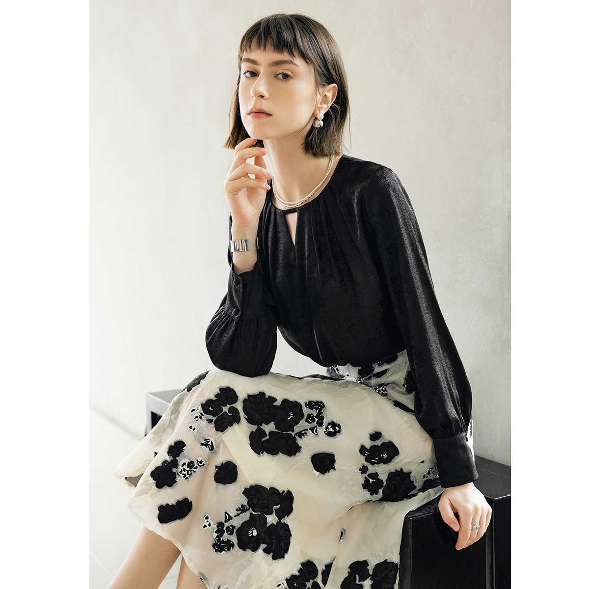 黒ブラウス 光沢感のある胸元ギャザーブラウス