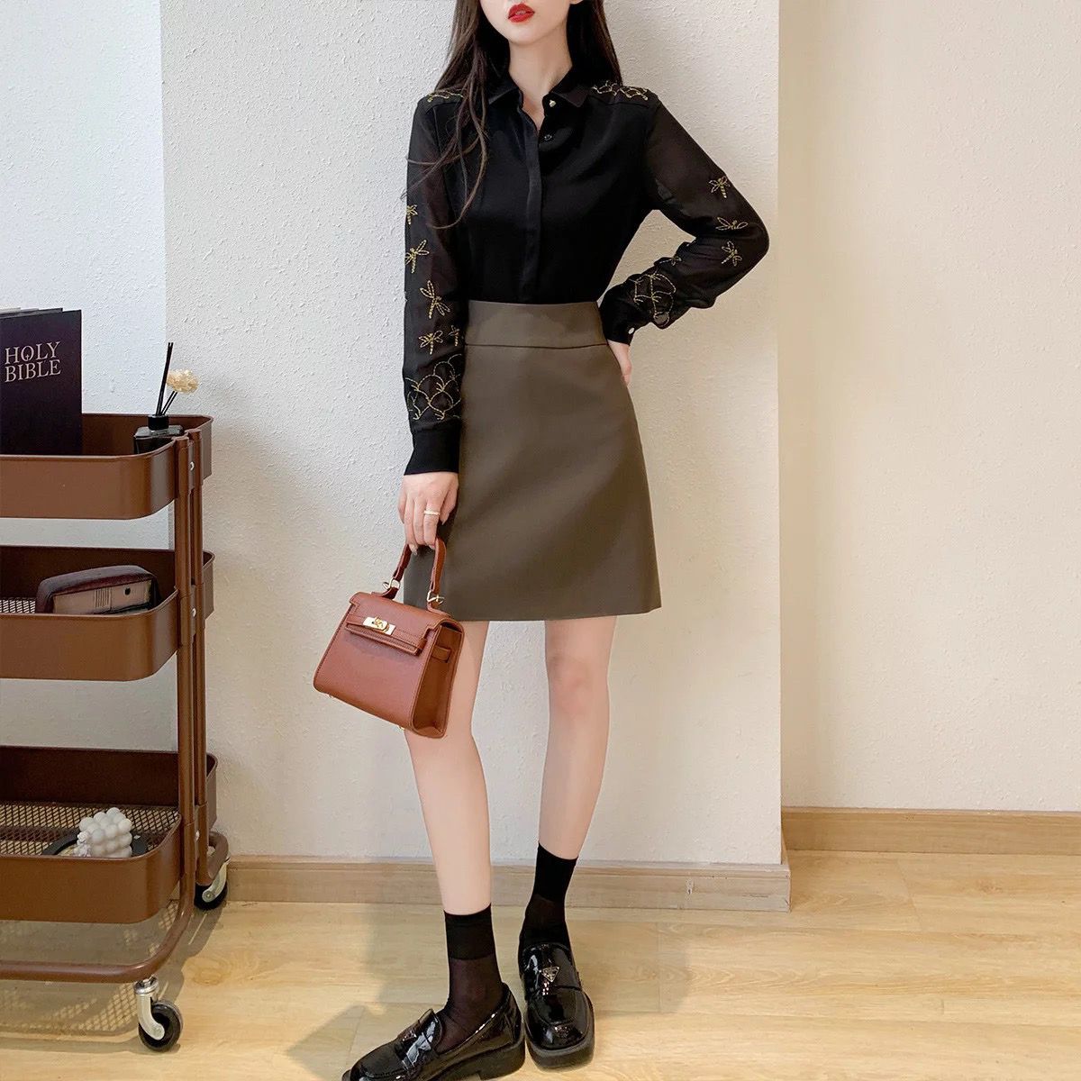 黒ブラウス とんぼ刺繍シフォンブラウス