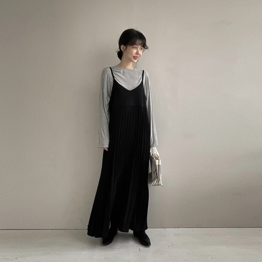 黒ワンピース 優美プリーツキャミロングワンピース