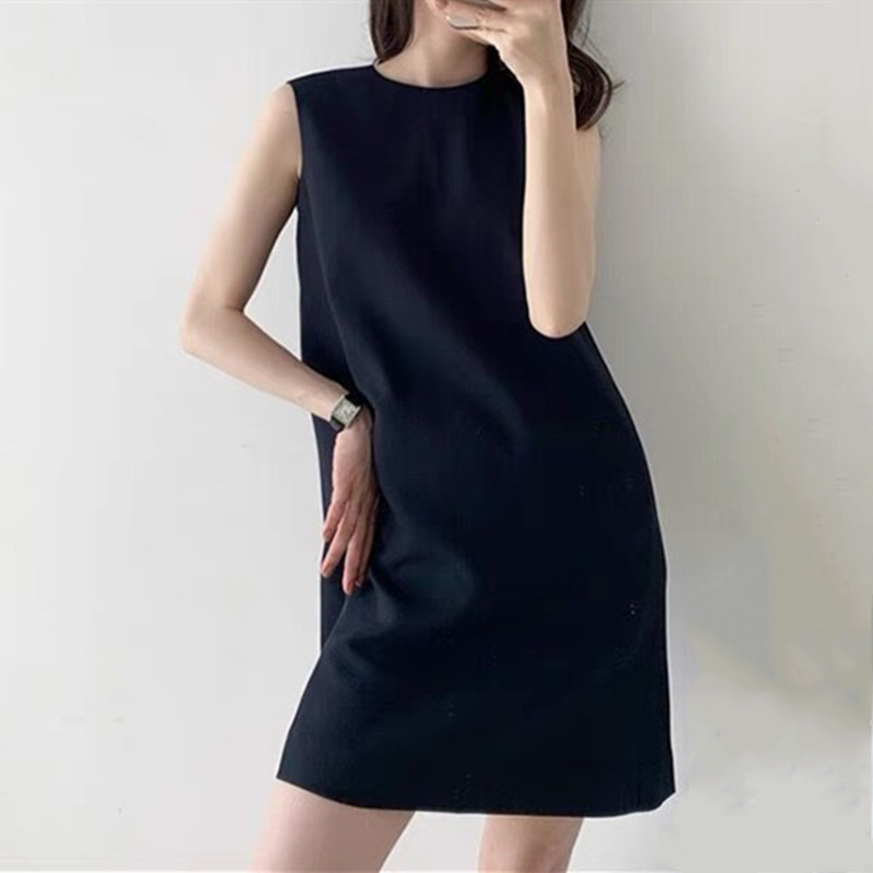 黒ワンピース 洗練ノースリーブストレートワンピース