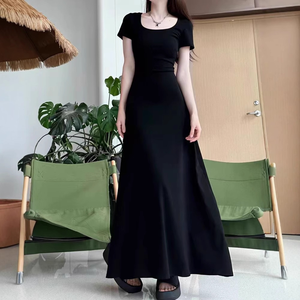 黒ワンピース 優美なラインのロングワンピース