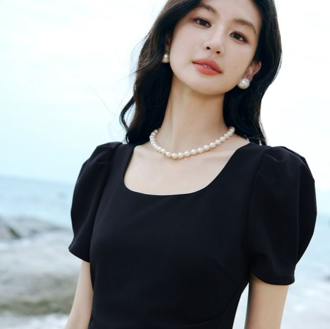 黒ワンピース 優雅なスクエアネック裾スリットワンピース