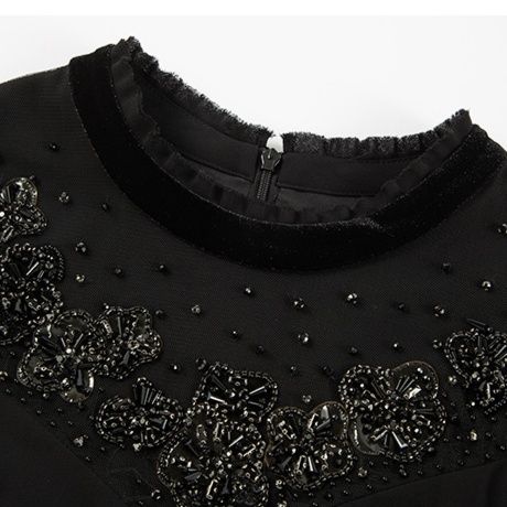 黒ワンピース 華麗刺繍フリルネックワンピース