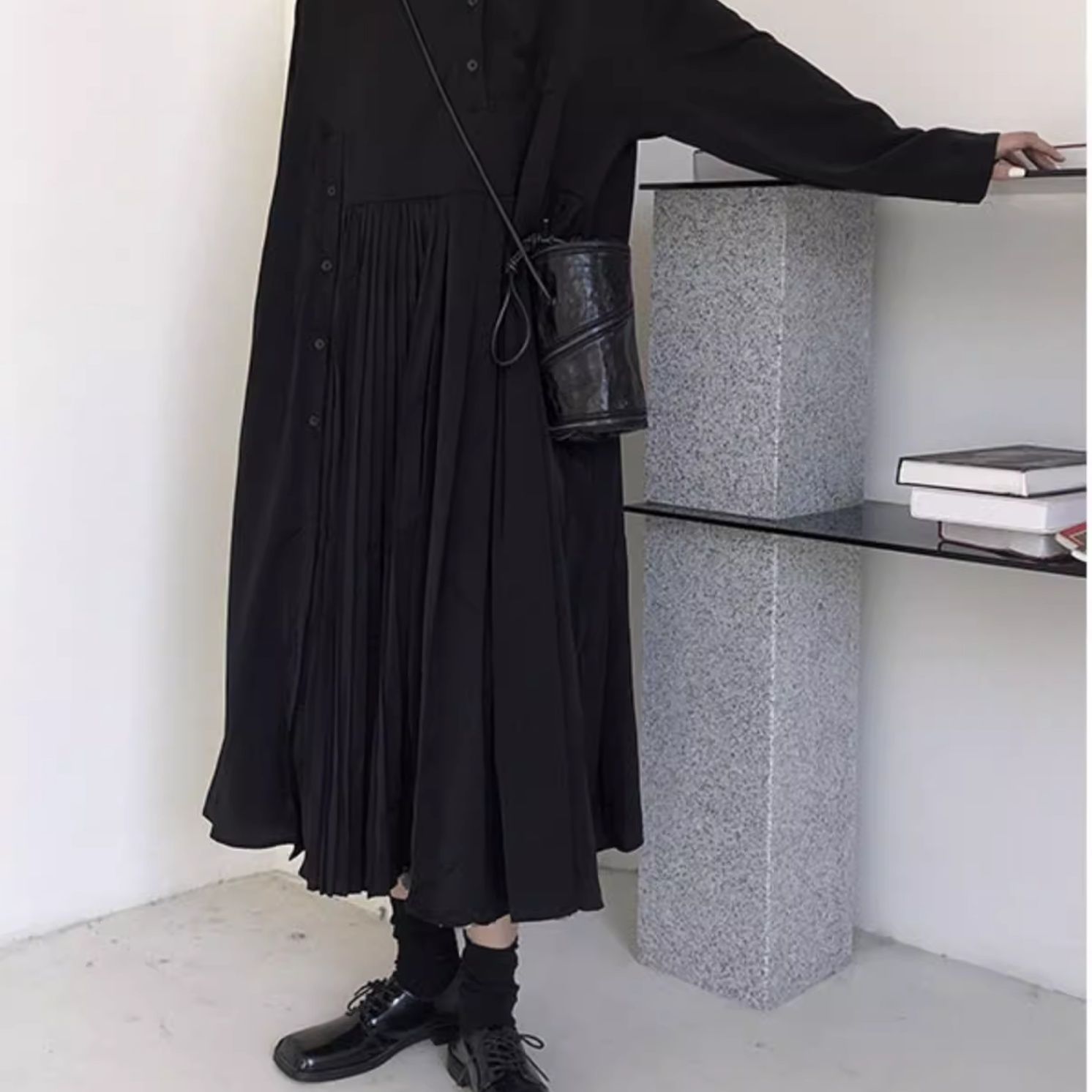 黒ワンピース プリーツ切替シャツカラーワンピース