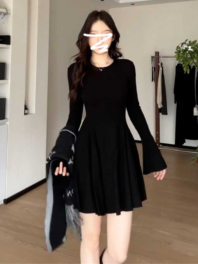 黒ワンピース ベル袖シンプルフレアワンピース