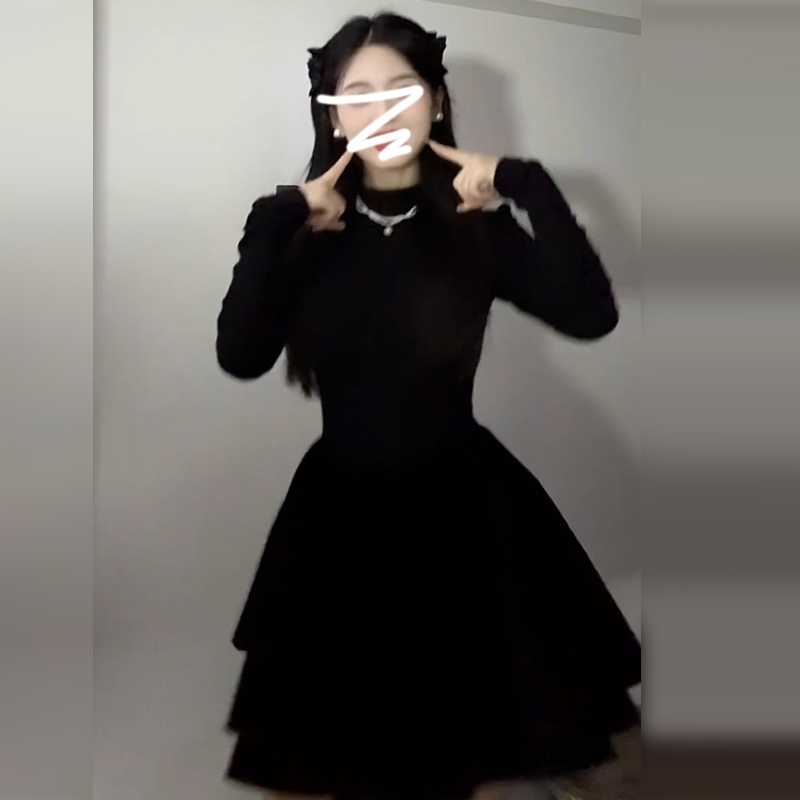 黒ワンピース 前後切替シルエットの優雅なフレアワンピース