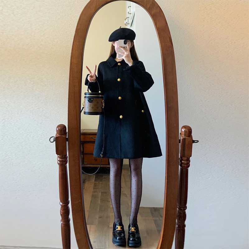 黒ワンピース ゴールドボタン付きAラインワンピース