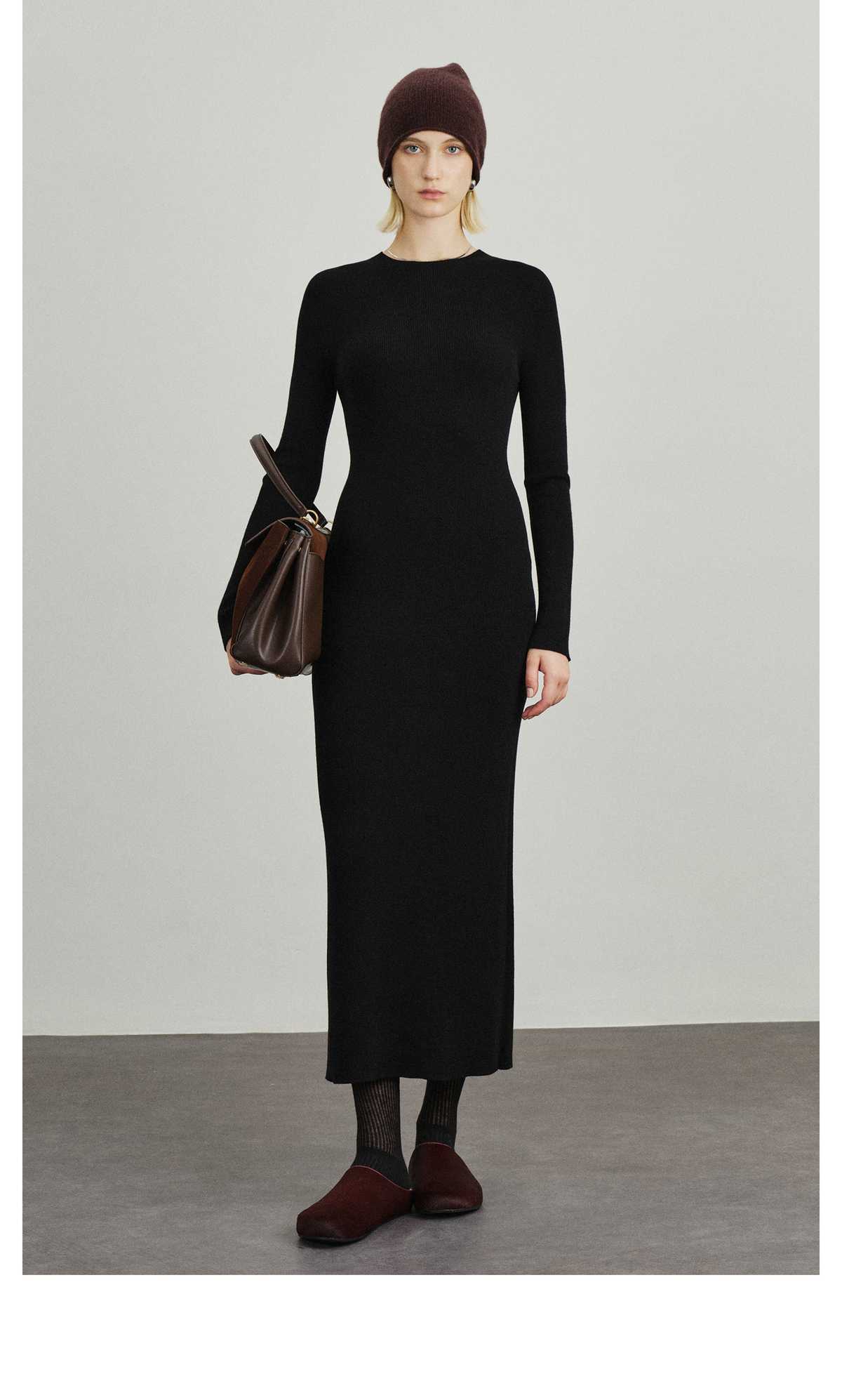 黒ワンピース なめらかリブ編みロングワンピース