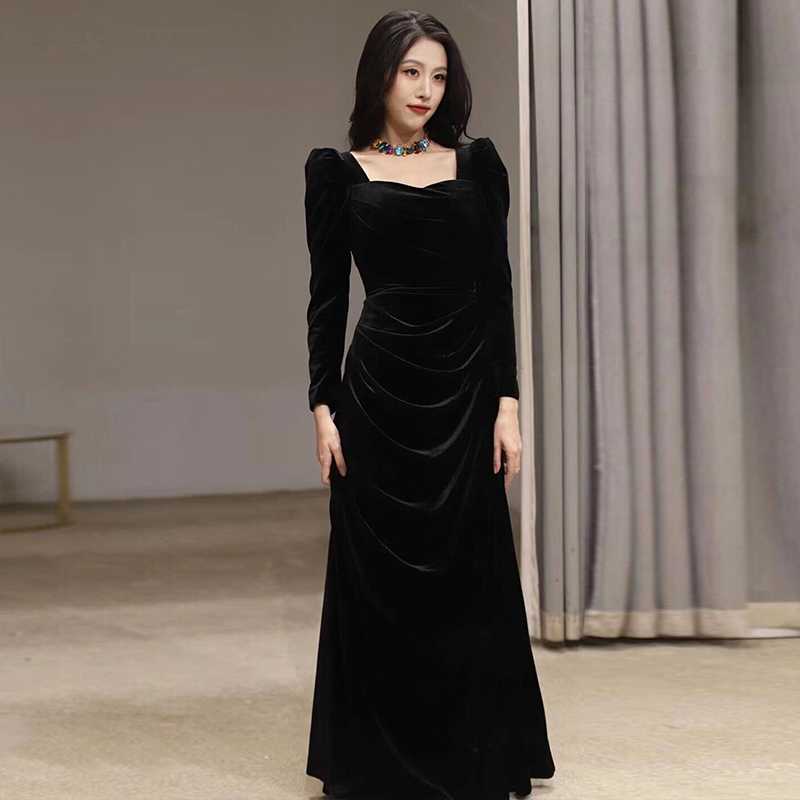 黒ワンピース 優美なベロア素材 胸元スクエアドレス