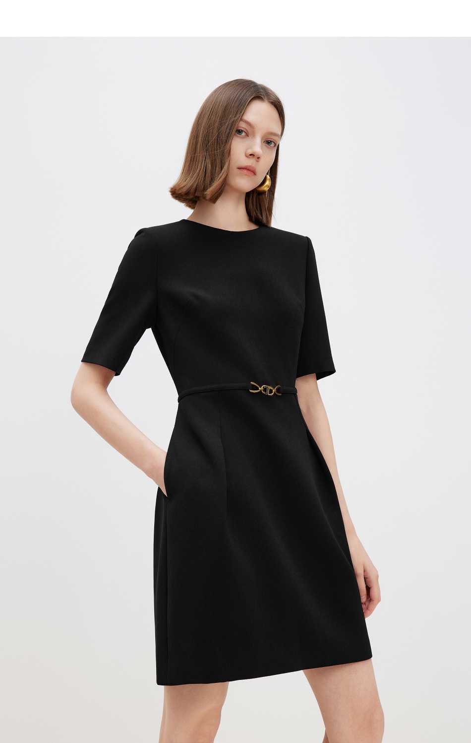 黒ワンピース ゴールドクラスプ付きエレガントタイトワンピース