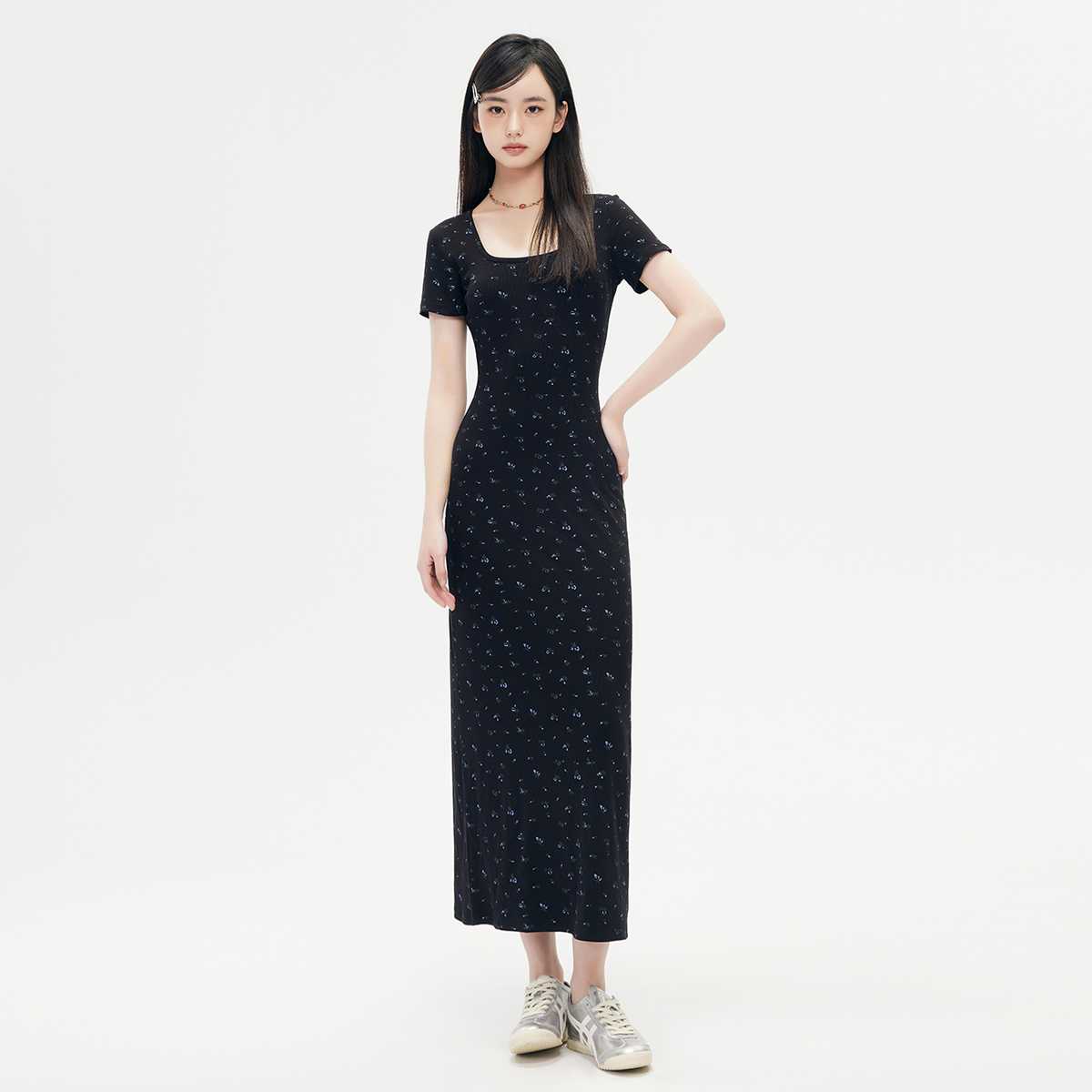 黒ワンピース 小花柄リブマキシワンピース
