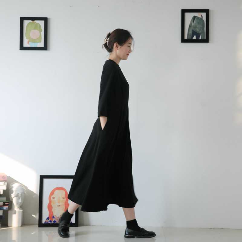 黒ワンピース 上品シルエット ゆったりミディ丈ワンピース