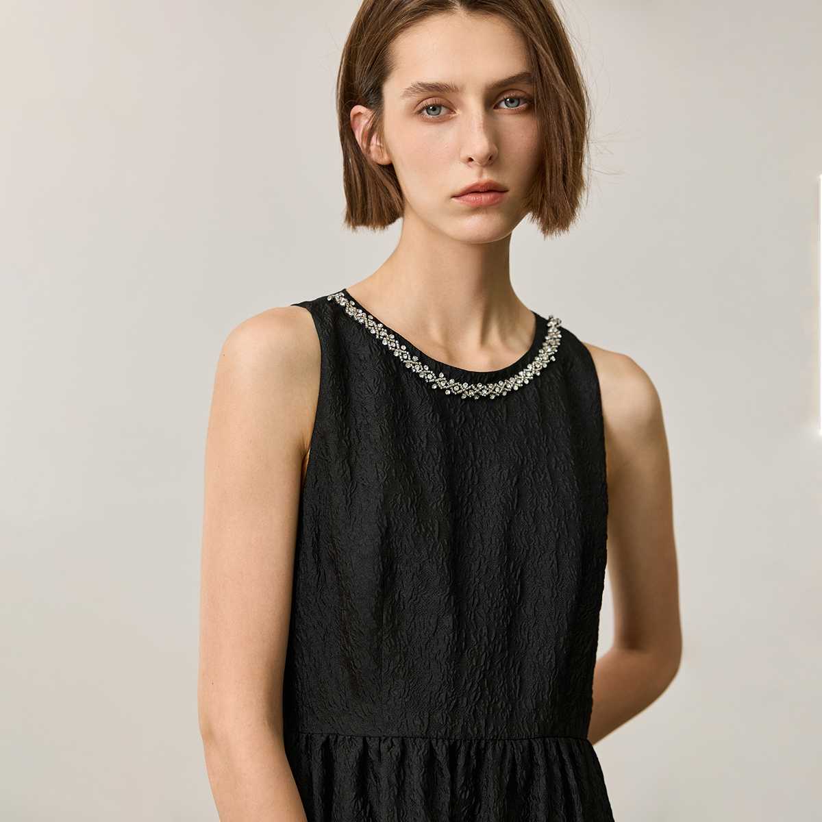 黒ワンピース 上品装飾付き 胸元キラリ ワンピース