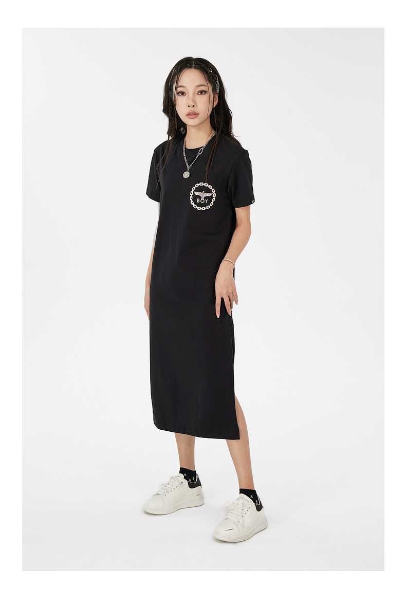 黒ワンピース ロゴデザイン ミディ丈ワンピース