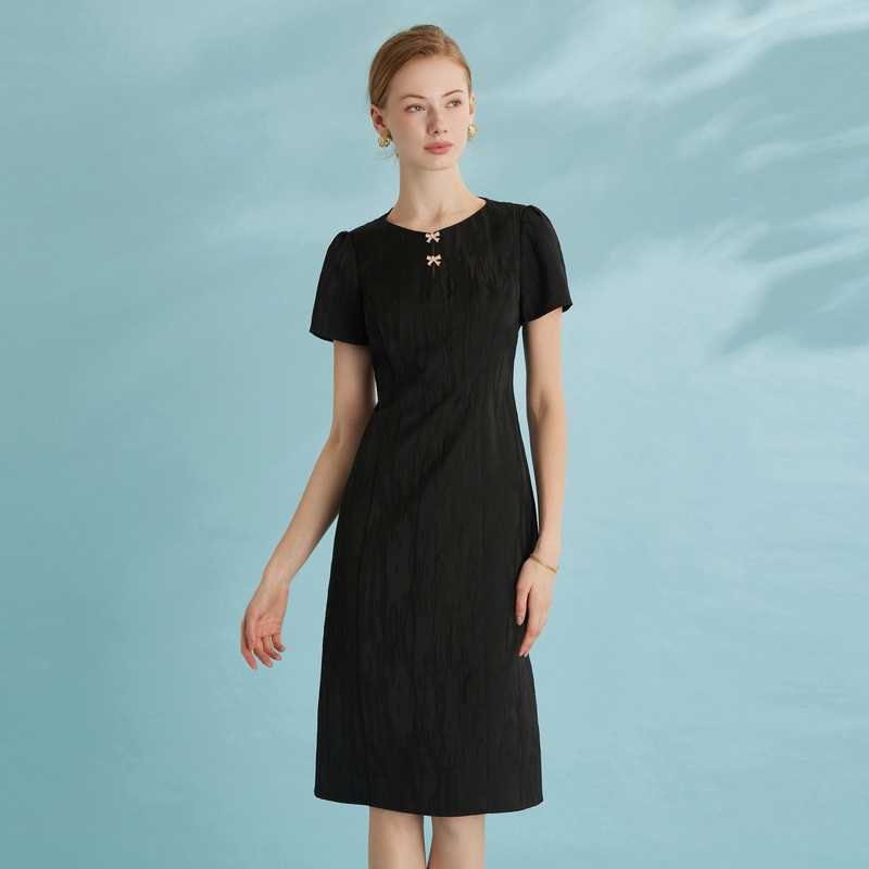 黒ワンピース　金色リボン付きワンピース