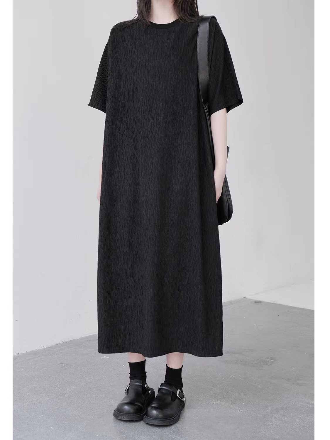 黒ワンピース 凹凸素材のゆったりワンピース