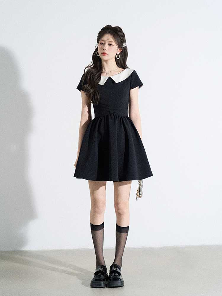 黒ワンピース 清楚な白襟フレアミニワンピース