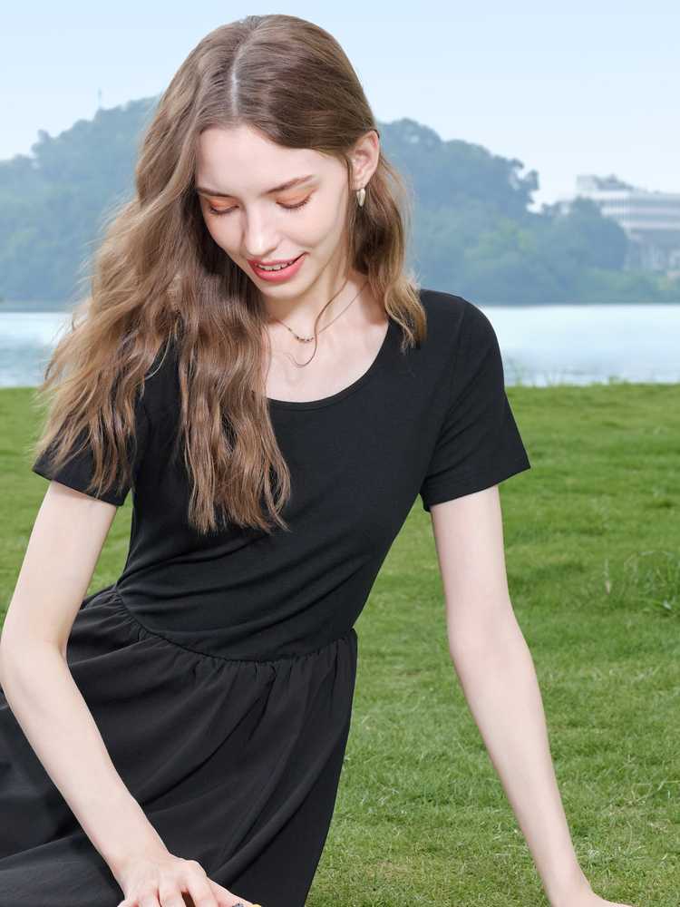 黒ワンピース 優美シルエット 半袖フレアワンピース