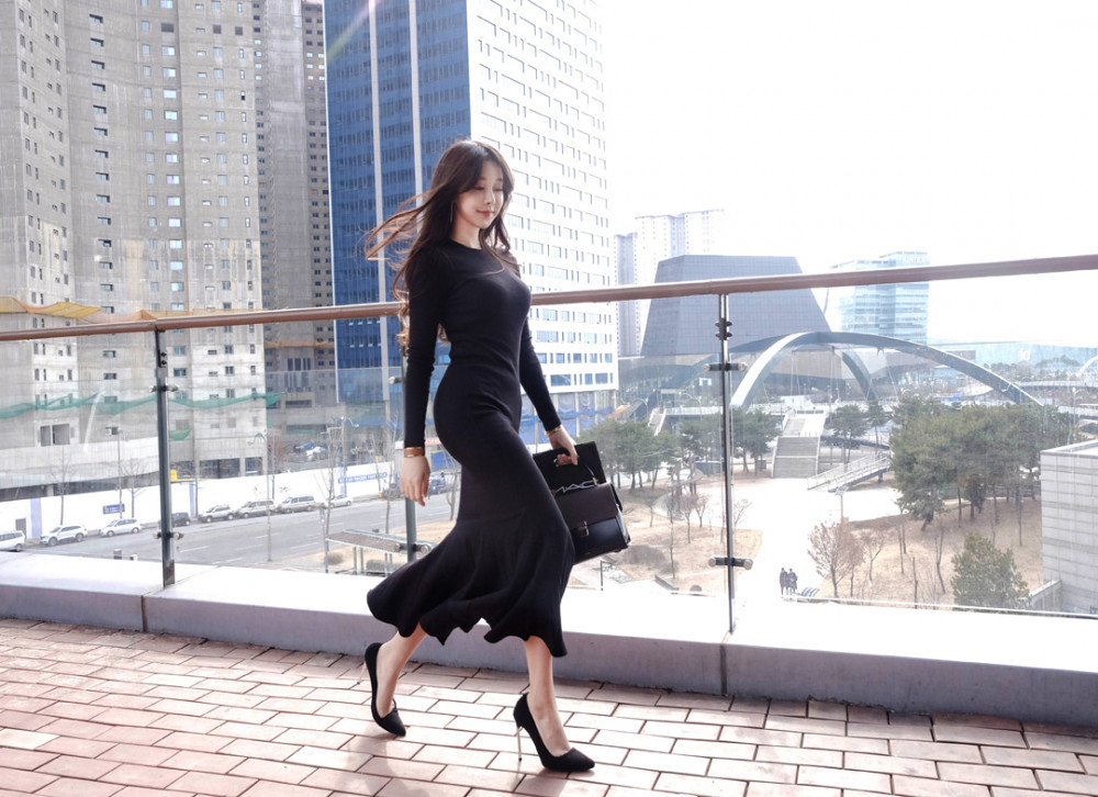 黒ワンピース シンプル美シルエットロングワンピース
