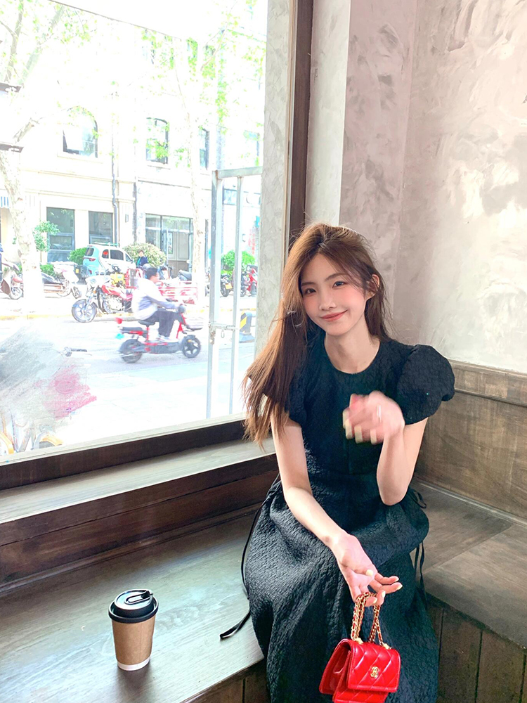 黒ワンピース 優雅な立体感パフスリーブロングワンピース