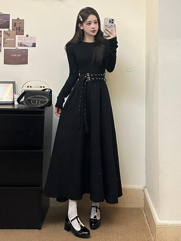 黒ワンピース ベルト飾りフレアロングワンピース