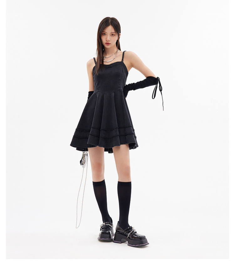 黒ワンピース フリルヘム キャミワンピース