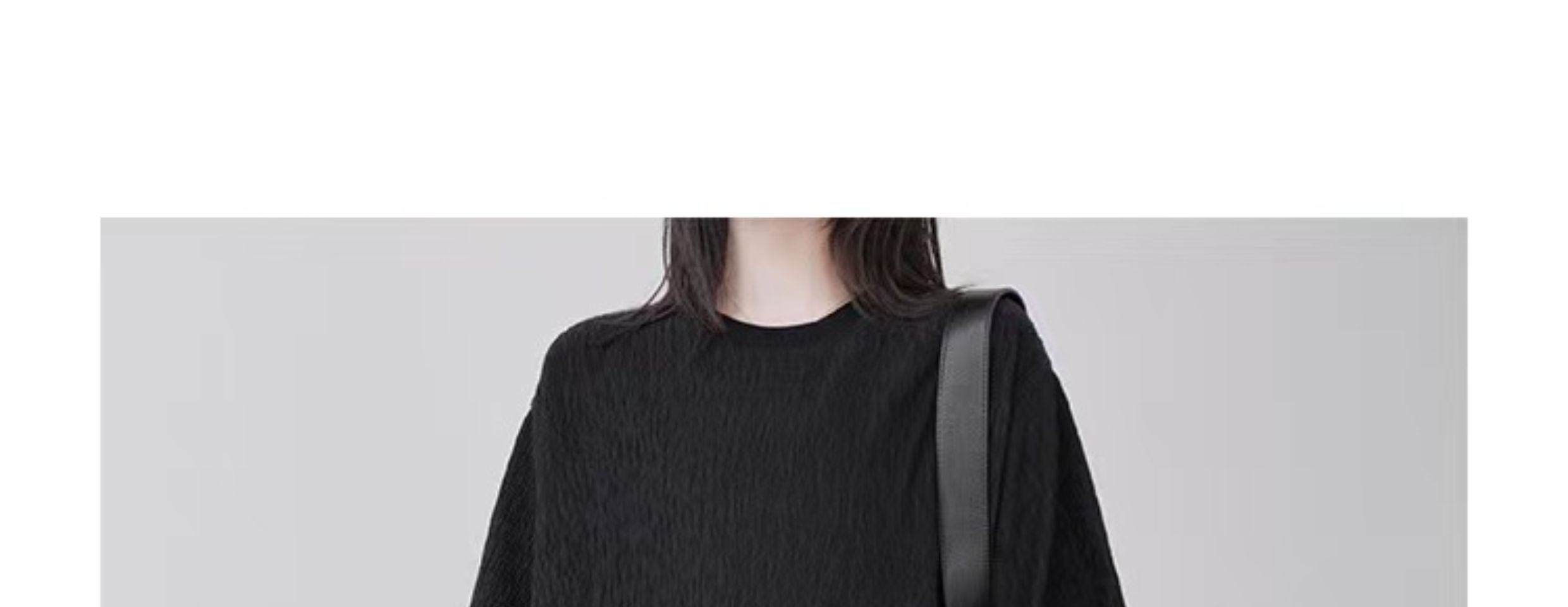 黒ワンピース 凹凸素材のゆったりワンピース