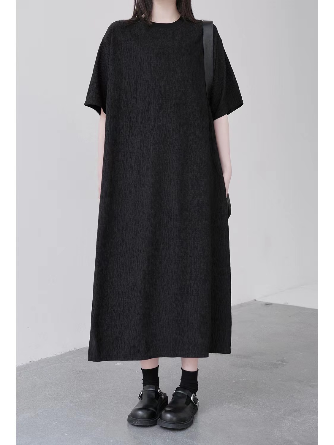 黒ワンピース 凹凸素材のゆったりワンピース